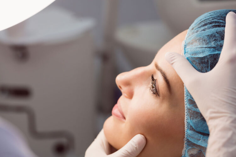 chirurgo si appresta a eliminare la gobba del naso a una donna